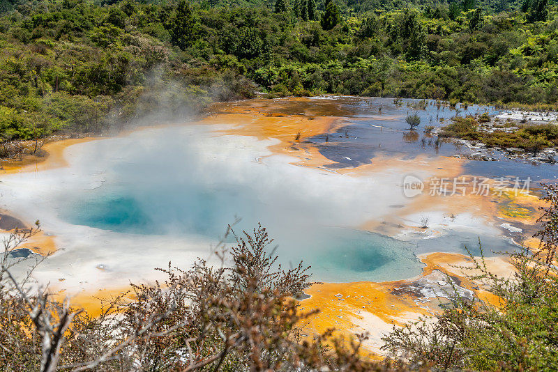 Orakei Korako地热公园和洞穴隐藏山谷，陶波，新西兰